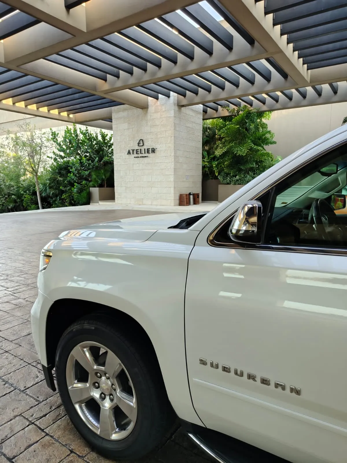 Suburban en la entrada de un resort en Playa Mujeres