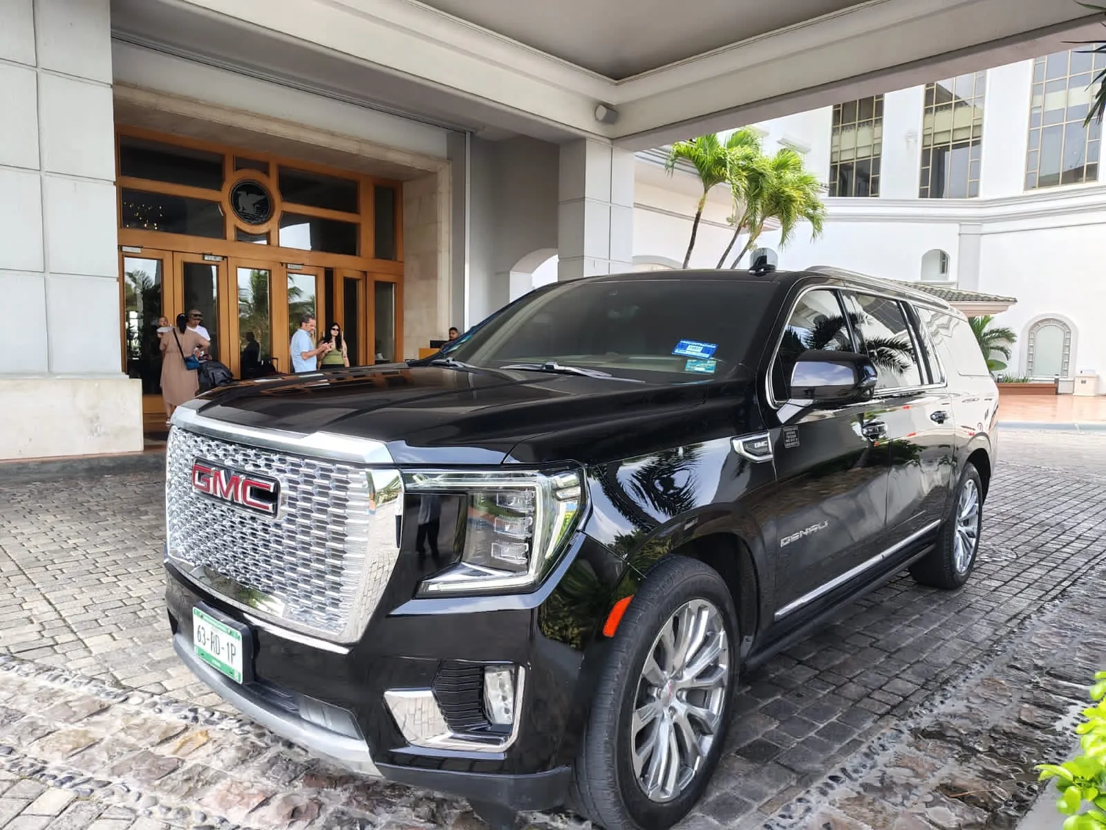 GMC Yukon Denali XL negra